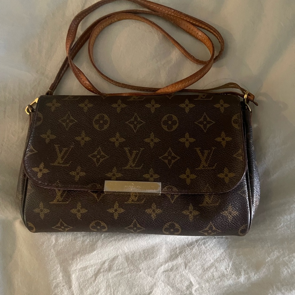 LOUIS VUITTON Monogram Favorite MM
Crossbody Bag